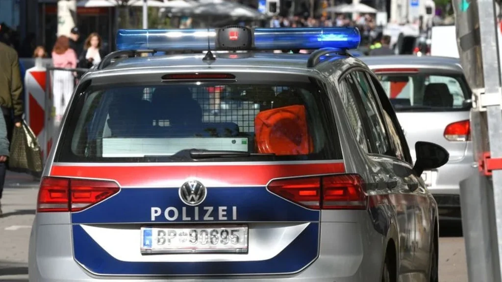 Schanigarten-Randale Wien: Frau tritt auf Beamte ein und wird festgenommen