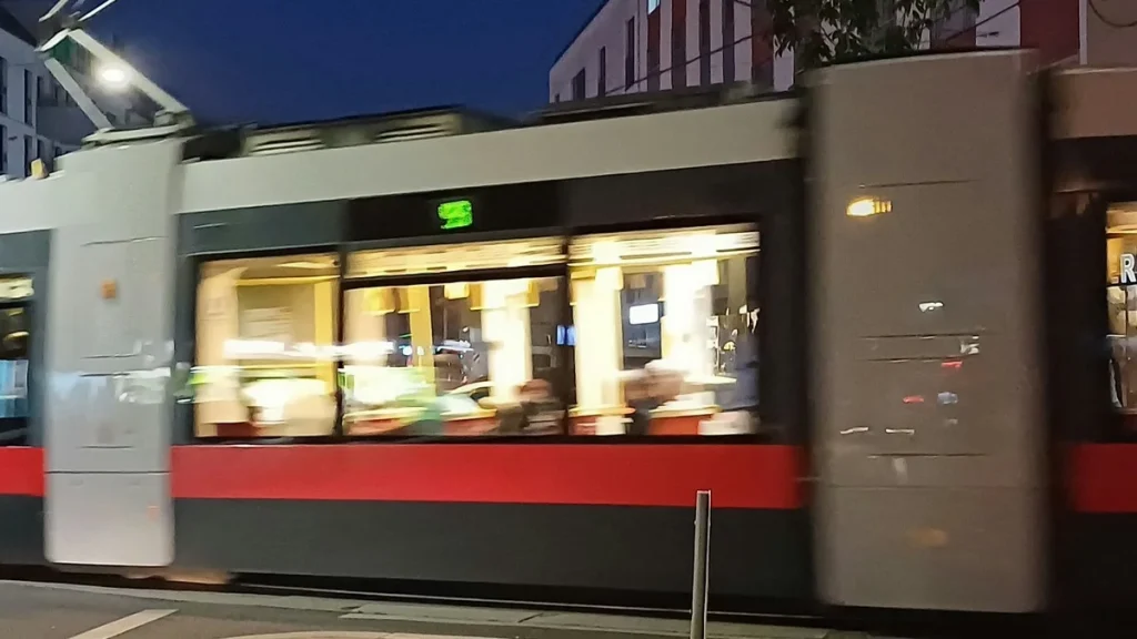 Kinderwagen in Wiener Öffis: Wenn Volksschulkinder im Buggy Reddit-Sturm auslösen
