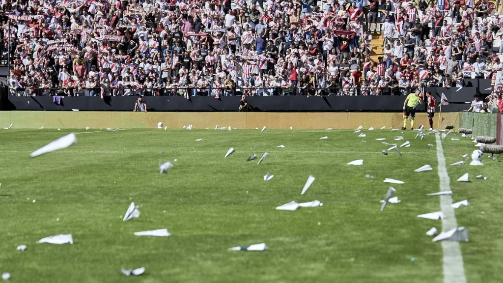 Rayo Vallecano Papierflieger-Protest: Wie Fans in der 28. Minute La Liga zum Stillstand zwangen